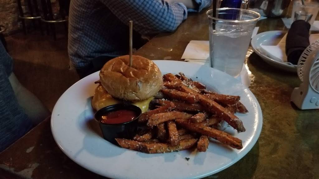 Woodhaven Bar & Kitchen | restaurant | 712 N Clark St, Chicago, IL 60654, USA | 3126249008 OR +1 312-624-9008