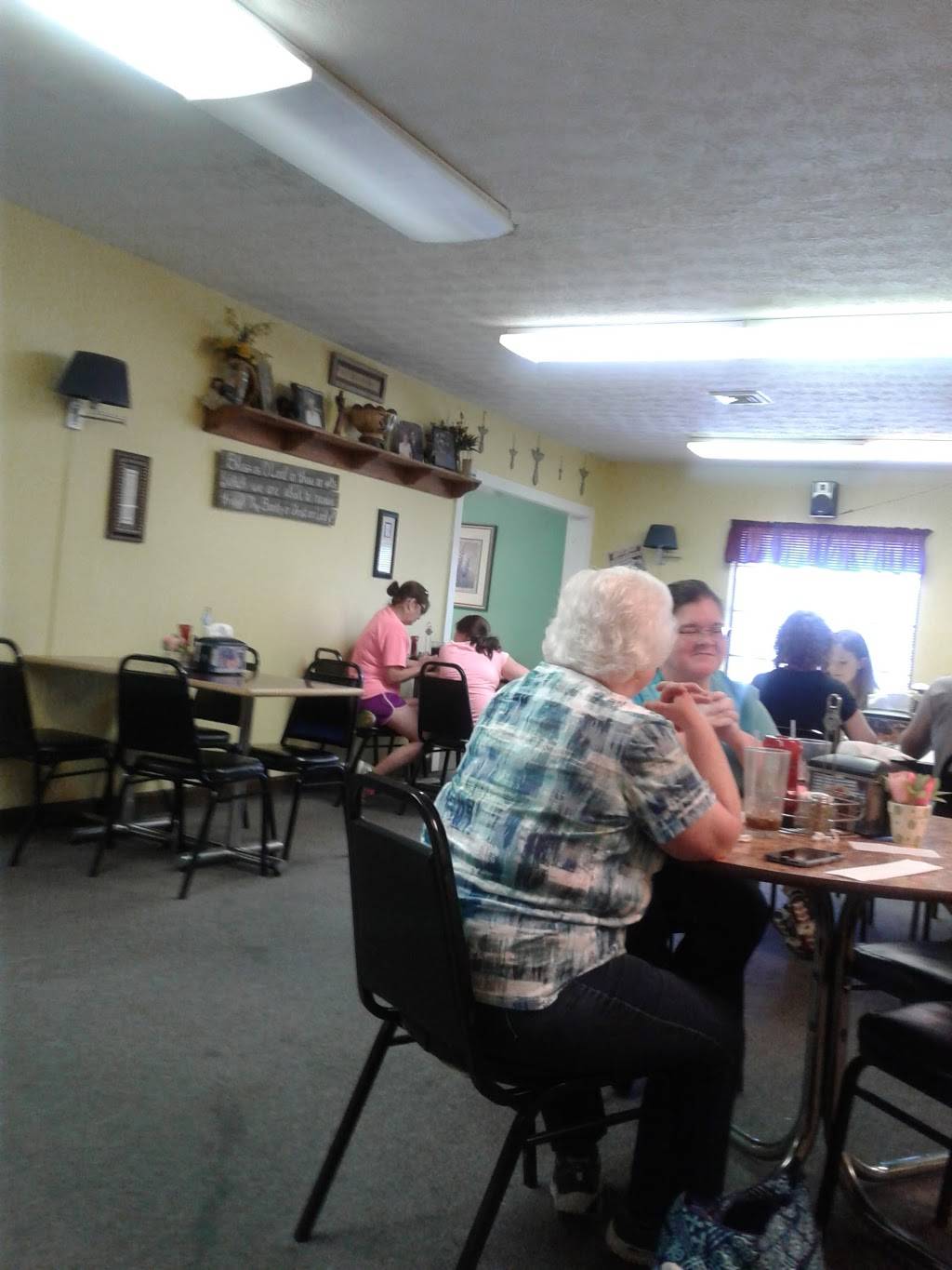 Clouds Country Cooking | restaurant | 1028 N College St #8, Harrodsburg, KY 40330, USA | 8597340086 OR +1 859-734-0086