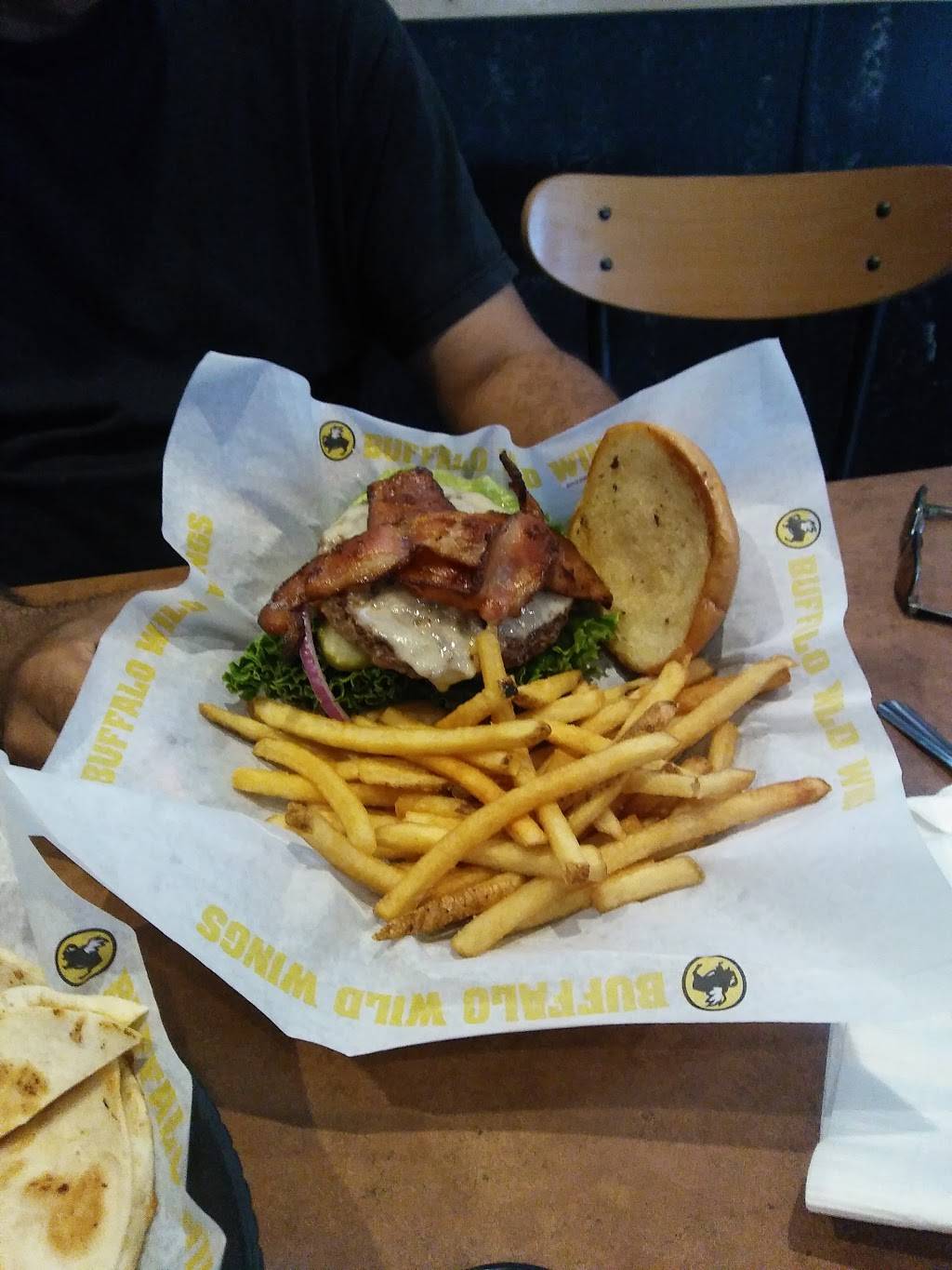 Buffalo Wild Wings | restaurant | 7020 Carpenter Rd, Skokie, IL 60077, USA | 8473299333 OR +1 847-329-9333