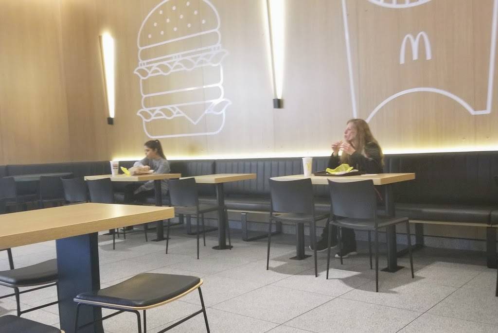 McDonalds | restaurant | 3610 N Clark St, Chicago, IL 60613, USA | 7738834770 OR +1 773-883-4770