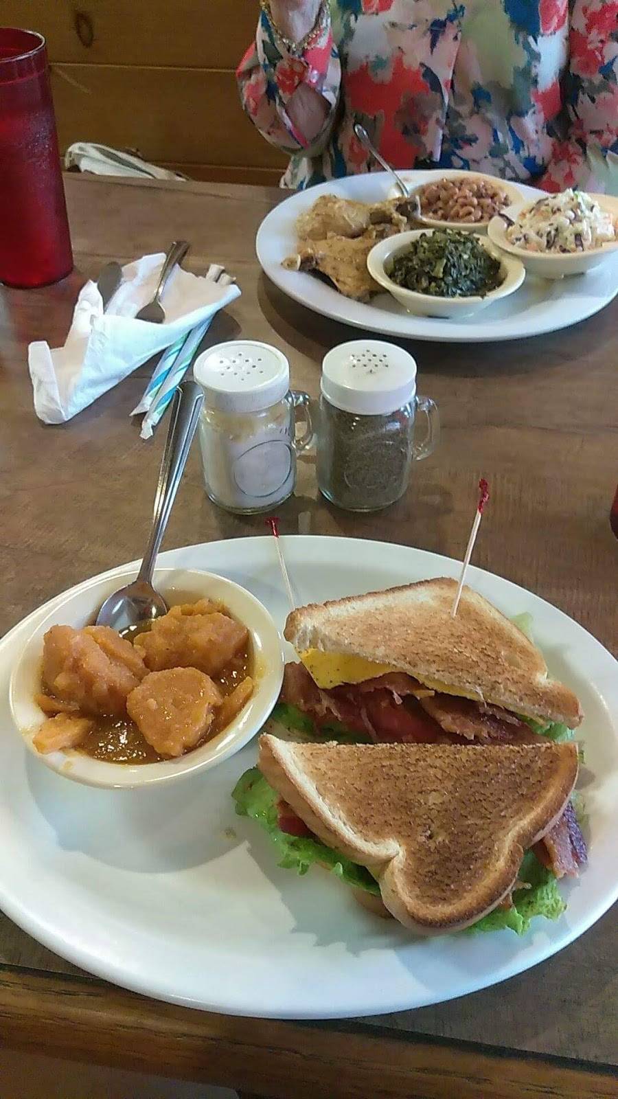 Mason Jar | restaurant | 37534 FL-19, Dona Vista, FL 32784, USA | 3525892535 OR +1 352-589-2535