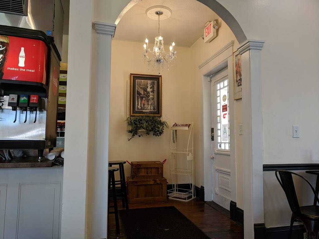 J. Gumbos Highlands | restaurant | 1616 Grindstead Drive, Louisville, KY 40204, USA | 5028735006 OR +1 502-873-5006