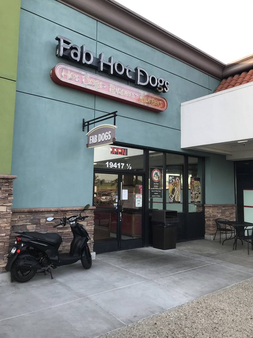 Fab Hot Dogs | restaurant | 19417 Victory Blvd, Reseda, CA 91335, USA | 8183444336 OR +1 818-344-4336