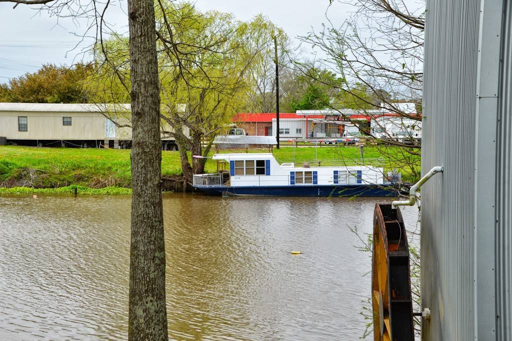 Pats Fishermans Wharf Restaurant | meal takeaway | 1008 Henderson Levee Rd, Henderson, LA 70517, USA | 3372287512 OR +1 337-228-7512