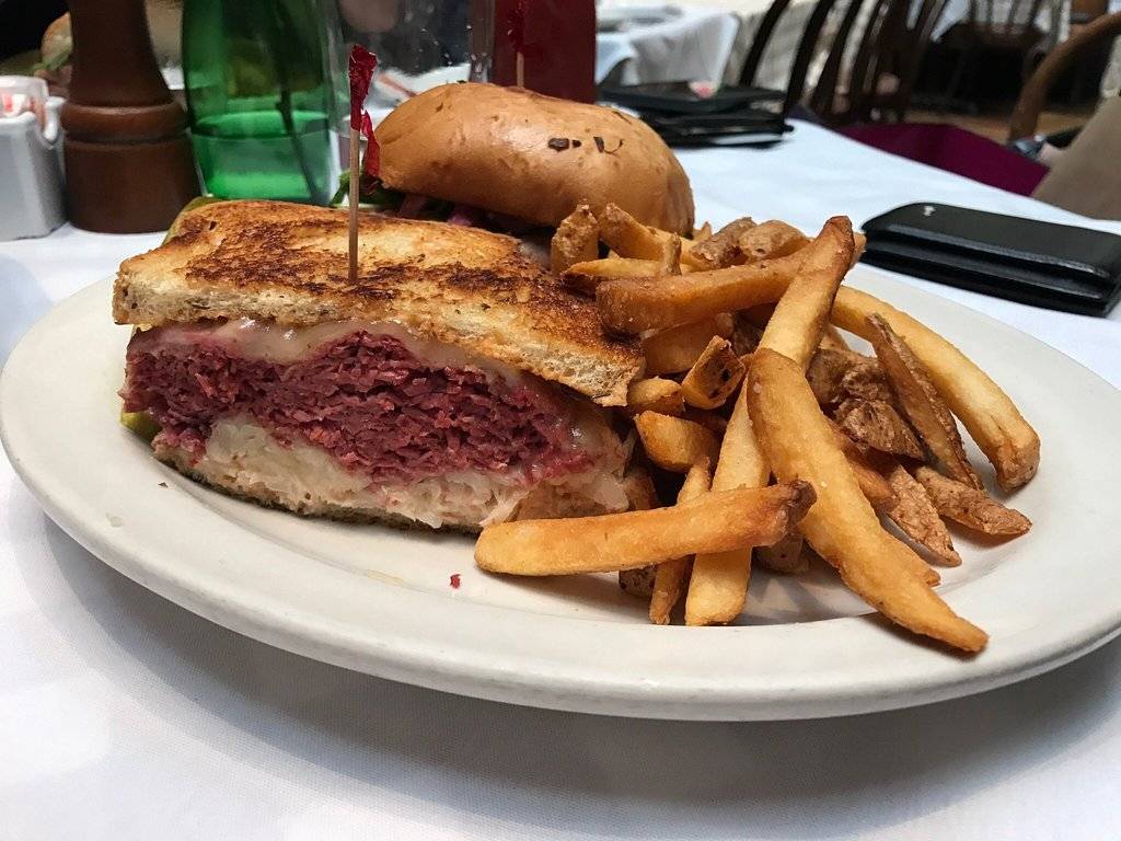 Clydes of Georgetown | restaurant | 3236 M St NW, Washington, DC 20007, USA | 2023339180 OR +1 202-333-9180