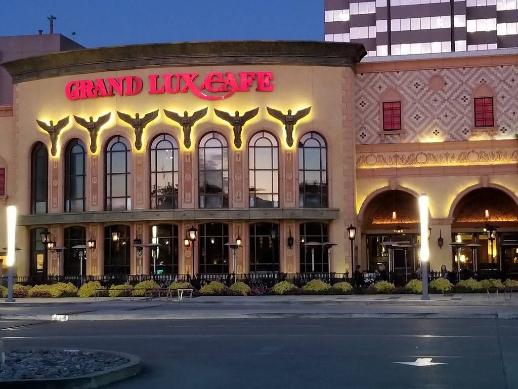 Grand Lux Cafe | restaurant | 13420 N Dallas Pkwy, Dallas, TX 75240, USA | 9723853114 OR +1 972-385-3114