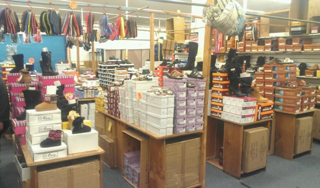 Americana Expo Center Flea Market | restaurant | 740 Plainfield St, Providence, RI 02909, USA | 4014904000 OR +1 401-490-4000