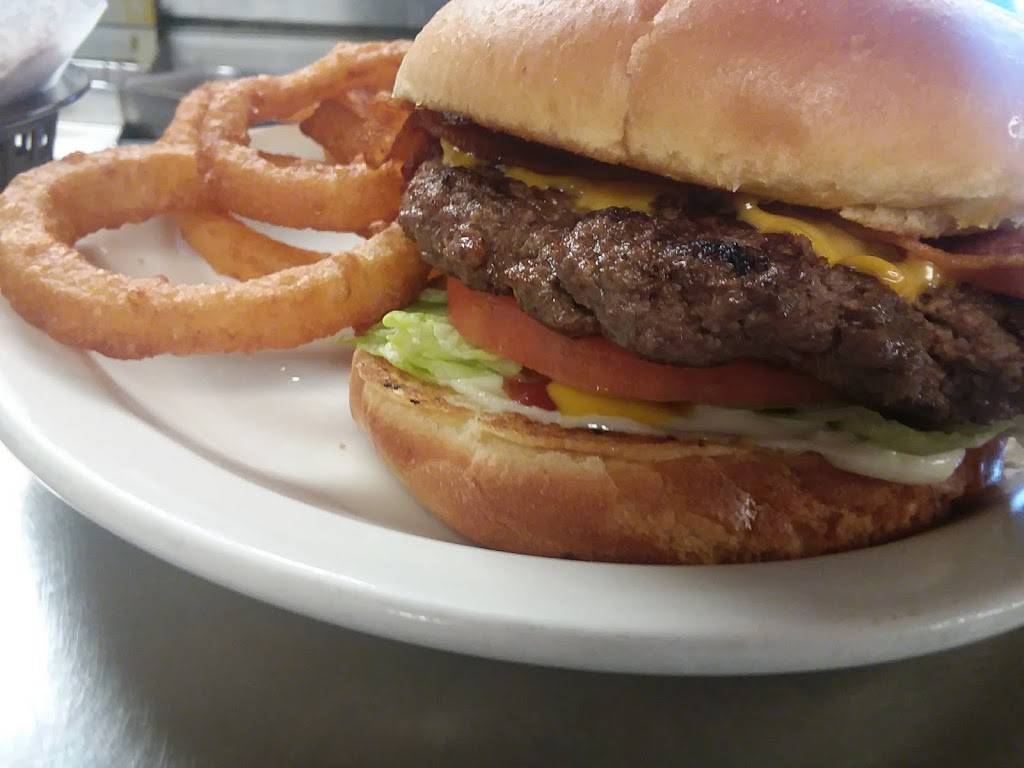 Corner Cafe | restaurant | 66402 State Rte 19, Wakarusa, IN 46573, USA | 5748627911 OR +1 574-862-7911