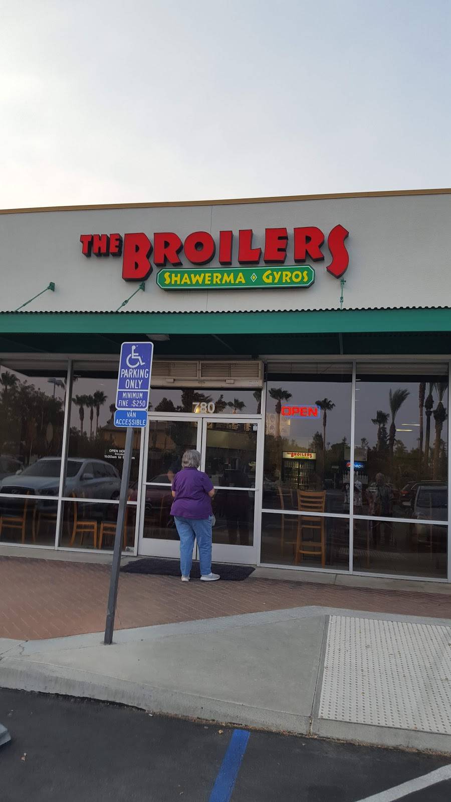The Broilers | restaurant | 780 W Palmdon Dr, Fresno, CA 93704, USA | 5594384135 OR +1 559-438-4135