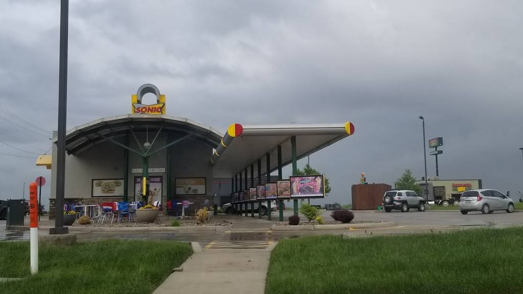 Sonic Drive-In | restaurant | 4303 Commonwealth Ct #2a, St Joseph, MO 64503, USA | 8163642905 OR +1 816-364-2905