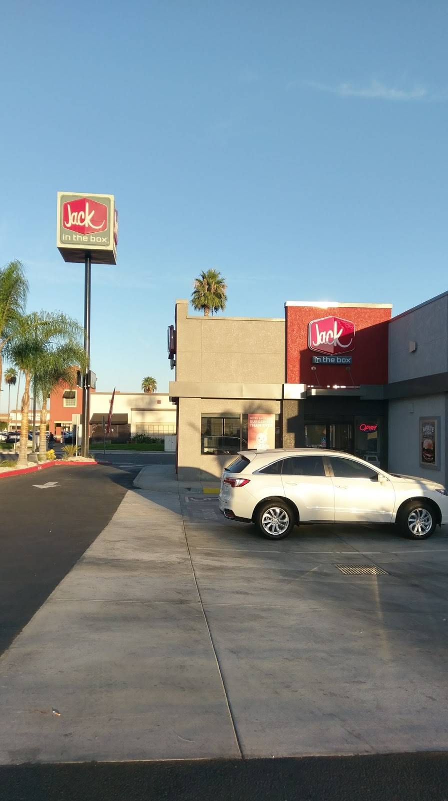 Jack in the Box | restaurant | 14864 Pipeline Ave, Chino Hills, CA 91709, USA | 9095978995 OR +1 909-597-8995