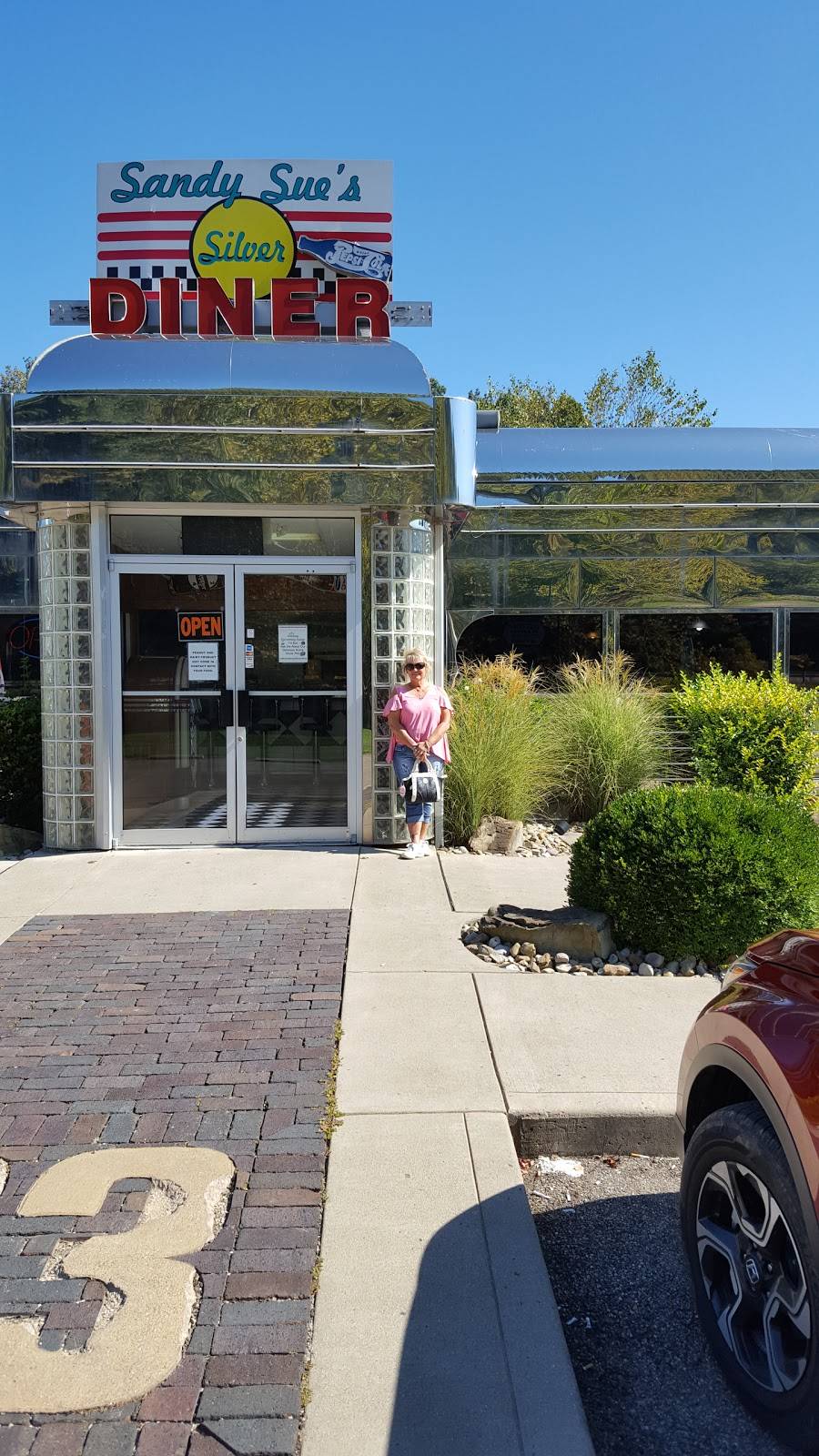 Sandy Sues Silver Diner | restaurant | 26784 US-33, Rockbridge, OH 43149, USA | 7403855550 OR +1 740-385-5550