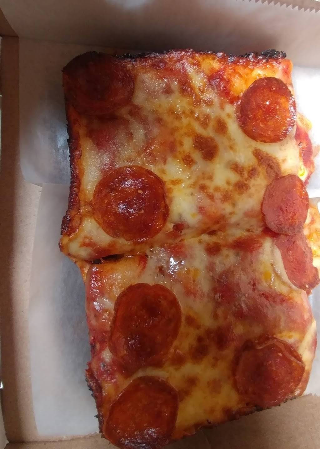 Village Pizza & BBQ | restaurant | 134 W Huron St, Milford, MI 48381, USA | 2486840171 OR +1 248-684-0171