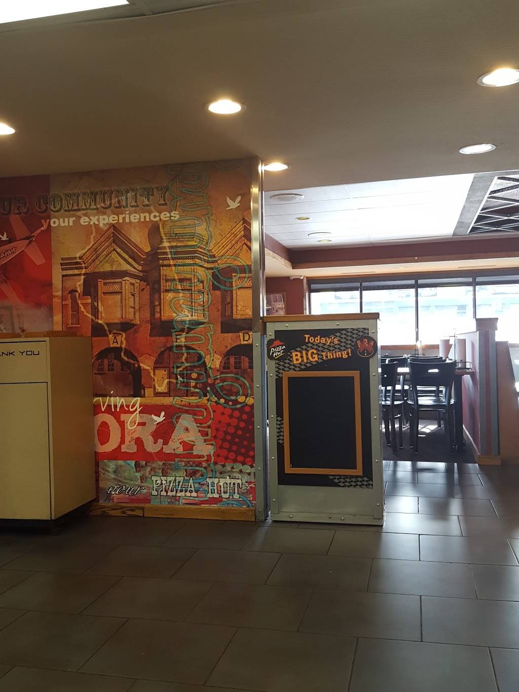 Pizza Hut | restaurant | 701 N Lake St, Aurora, IL 60506, USA | 6308978060 OR +1 630-897-8060