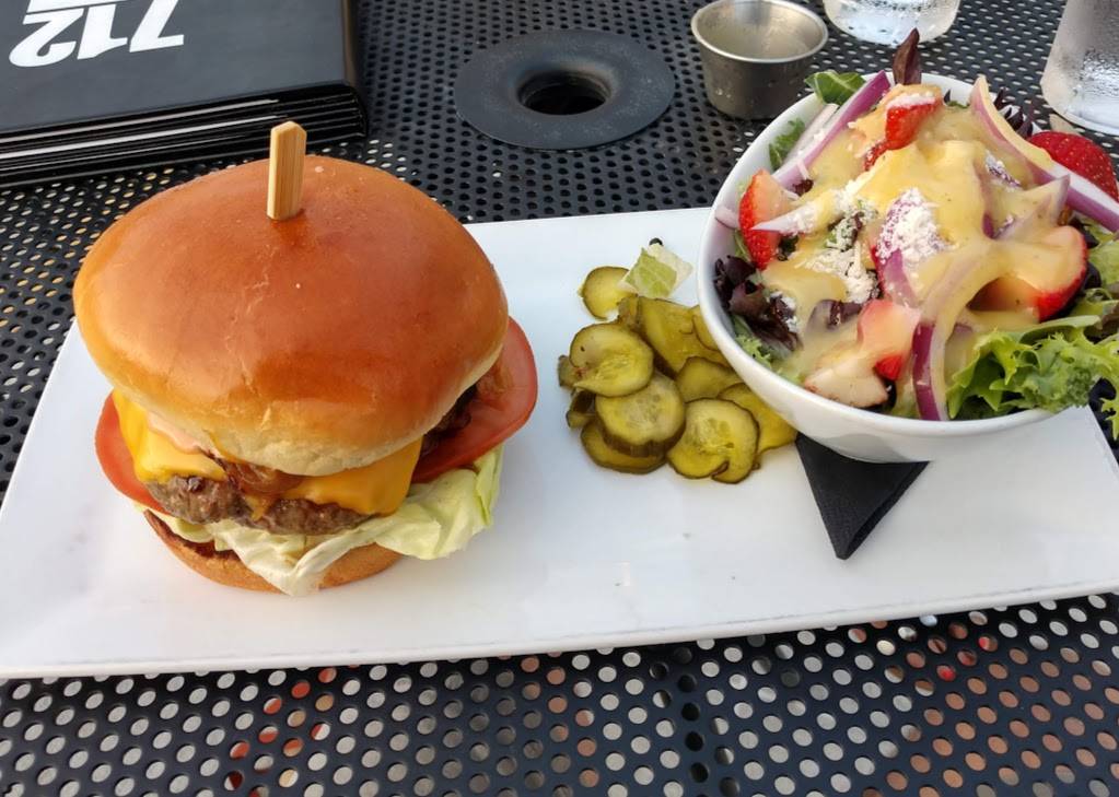 712 Eat + Drink | restaurant | 1851 Madison Ave #700, Council Bluffs, IA 51503, USA | 7122565525 OR +1 712-256-5525