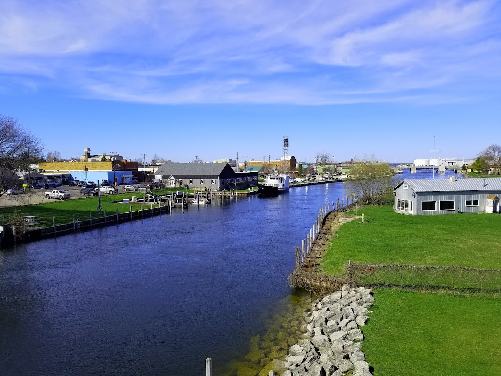 The Boathouse Pizzeria and Bar | restaurant | 106 Pine St, Cheboygan, MI 49721, USA | 2312683499 OR +1 231-268-3499