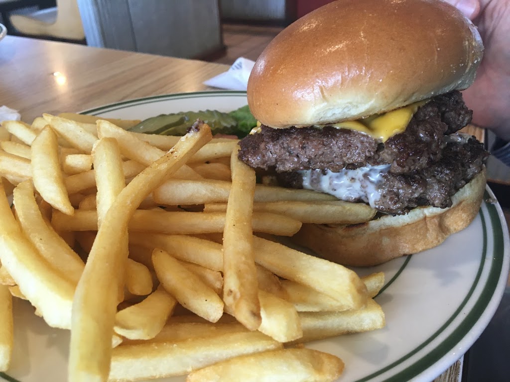 Marlins Family Restaurant | restaurant | 3850 N Cliff Ave, Sioux Falls, SD 57104, USA | 6053327259 OR +1 605-332-7259