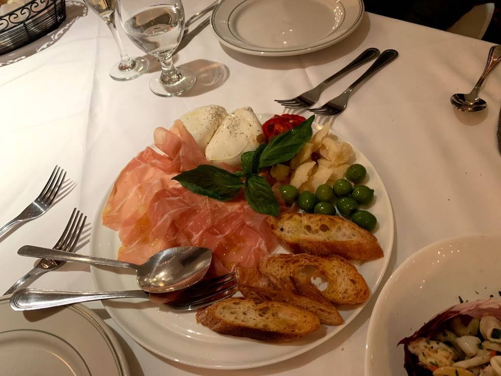 Tonys Di Napoli | restaurant | 1081 3rd Ave, New York, NY 10065, USA | 2128886333 OR +1 212-888-6333