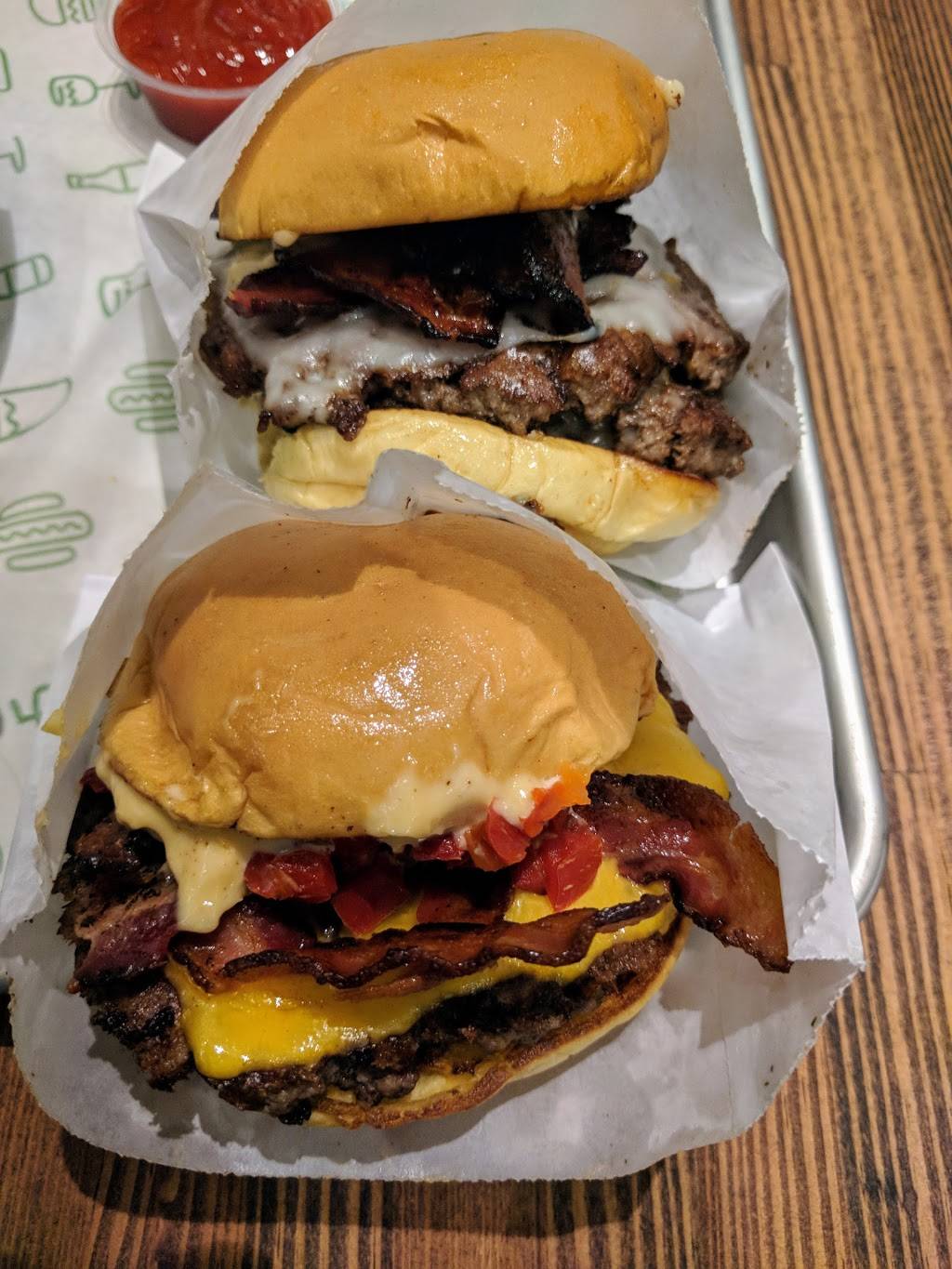 Shake Shack | restaurant | 60 N Euclid Ave, St. Louis, MO 63108, USA | 3146275518 OR +1 314-627-5518