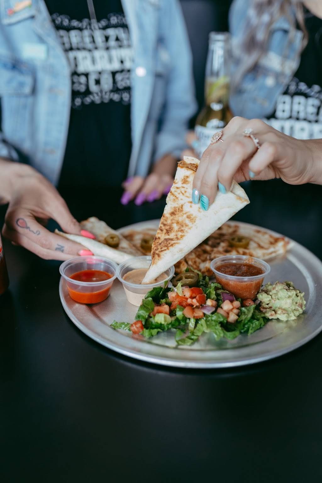 Breezy Burrito Bar | restaurant | 1000 Elmwood Ave, Buffalo, NY 14222, USA | 7163818996 OR +1 716-381-8996