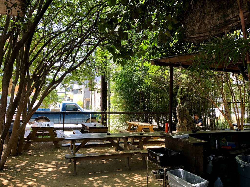 Yellow Jacket Social Club | restaurant | 1704 E 5th St, Austin, TX 78702, USA | 5124809572 OR +1 512-480-9572