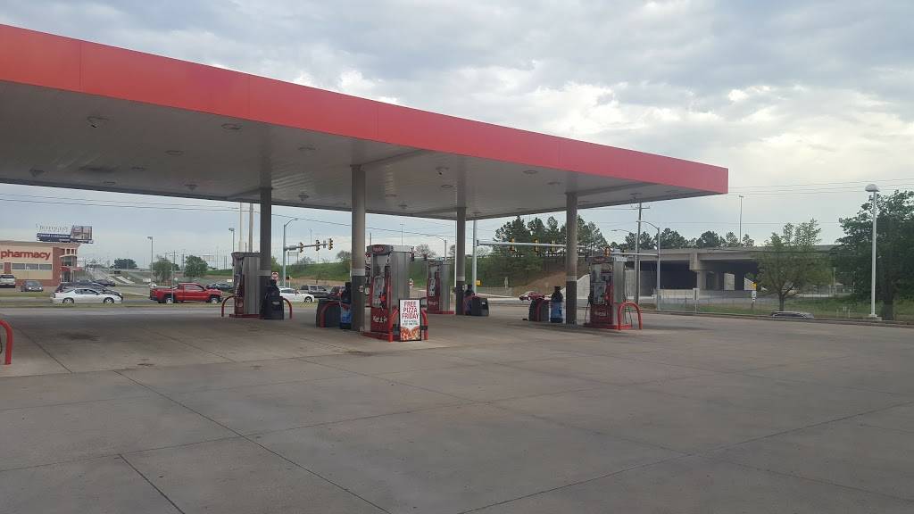 Kum & Go | meal takeaway | 510 S Elm St, Jenks, OK 74037, USA | 9182993653 OR +1 918-299-3653