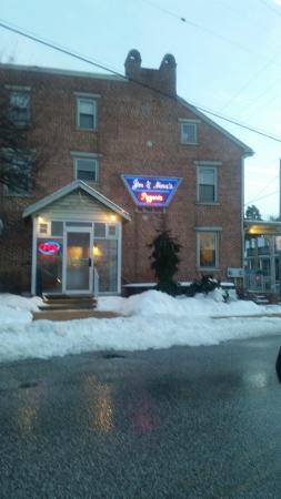 Jim & Nenas Pizzeria | restaurant | 3 S Main St, York New Salem, PA 17371, USA | 7177923078 OR +1 717-792-3078