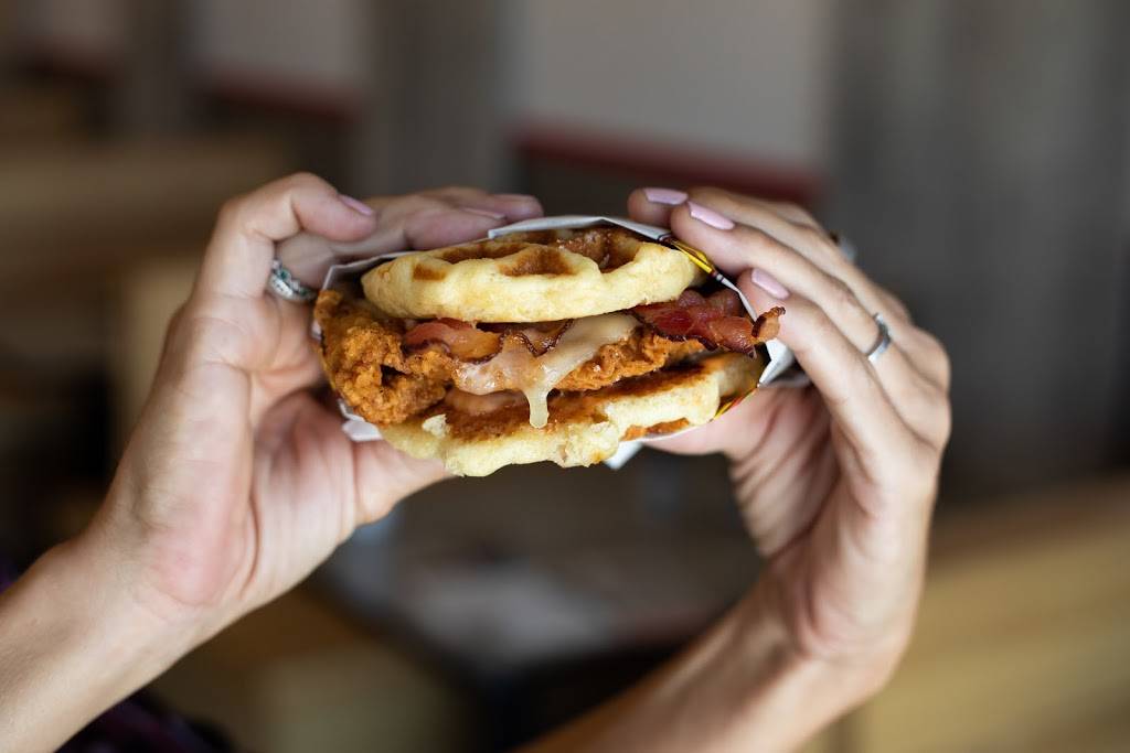 Chick N Max | restaurant | 352 S West St, Wichita, KS 67213, USA | 3168311286 OR +1 316-831-1286