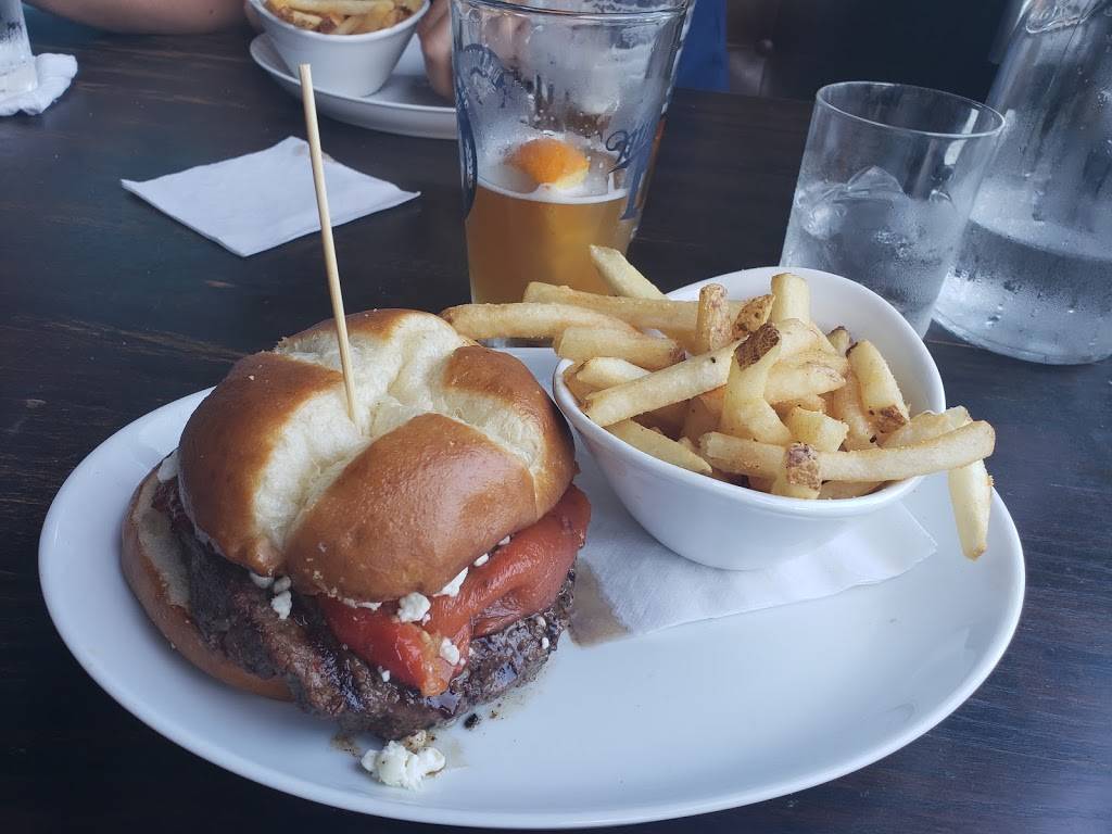 Bulldog Ale House | restaurant | 394 E Irving Park Rd, Roselle, IL 60172, USA | 6305290333 OR +1 630-529-0333