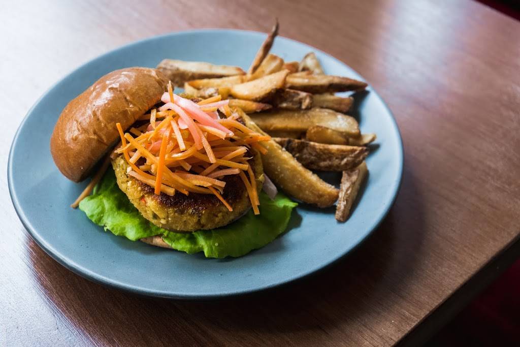 Brooklyn Lantern | restaurant | 77 Box St, Brooklyn, NY 11222, USA | 7183838200 OR +1 718-383-8200