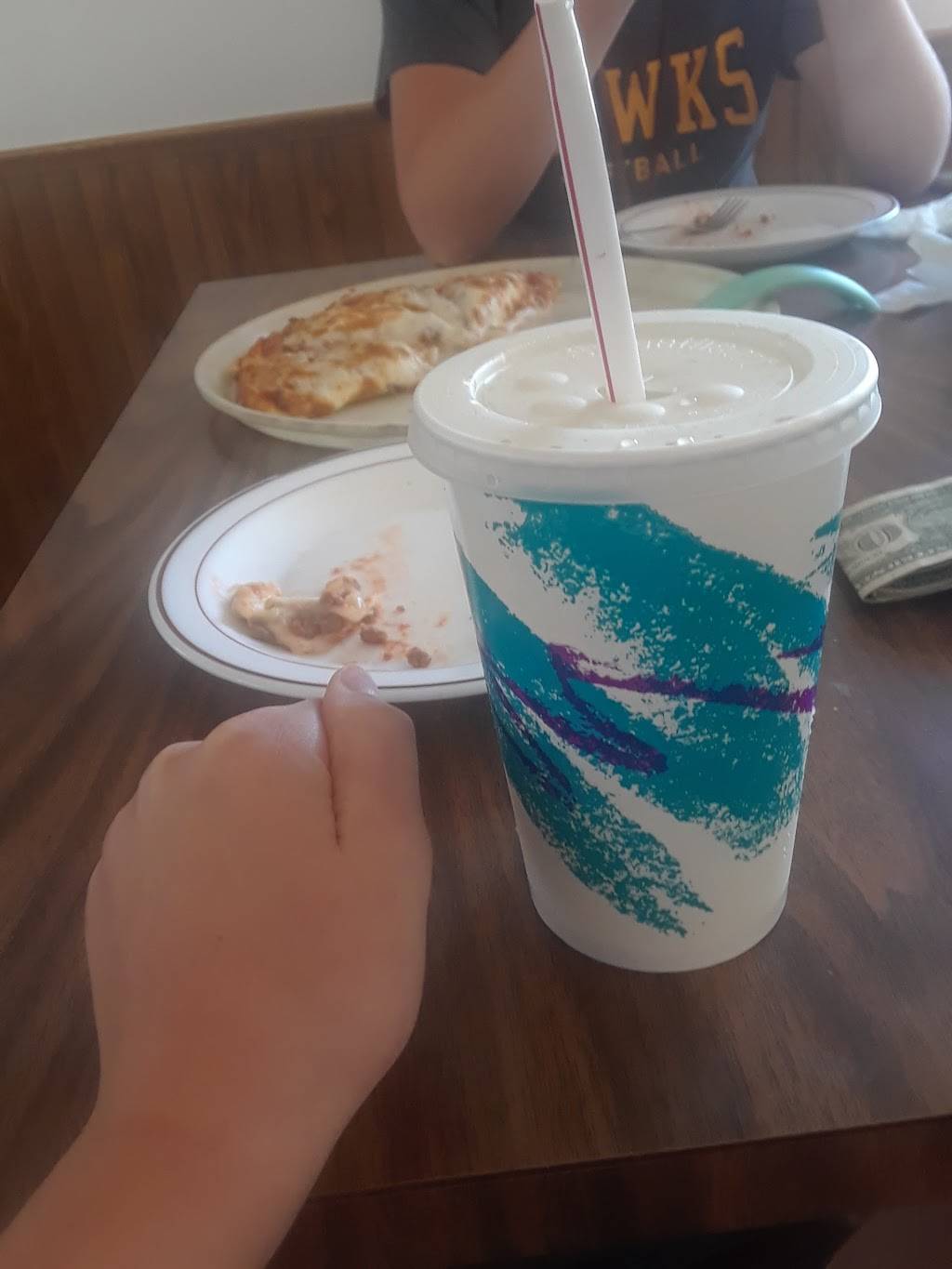 D-Lux Drive In | restaurant | 90 3rd St NW, Hartley, IA 51346, USA | 7129283453 OR +1 712-928-3453