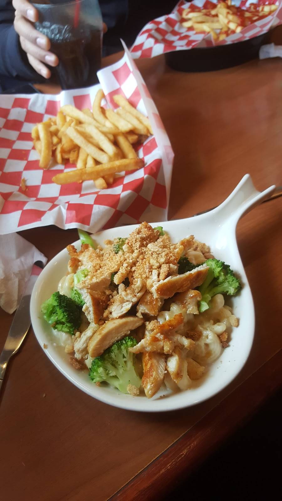 Friendlys | restaurant | Massachusetts 9, 455 Russell St, Hadley, MA 01035, USA | 4132537640 OR +1 413-253-7640