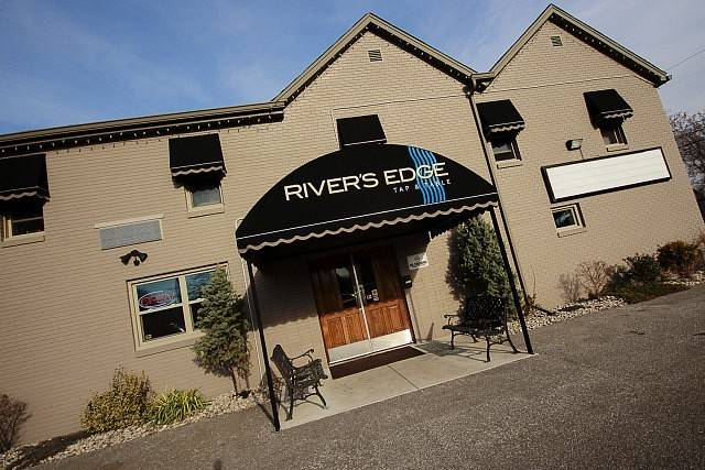 Rivers Edge Tap & Table | restaurant | 494 Riverdale Ave, Windsor, ON N8S 4B6, Canada | 5199150200 OR +1 519-915-0200