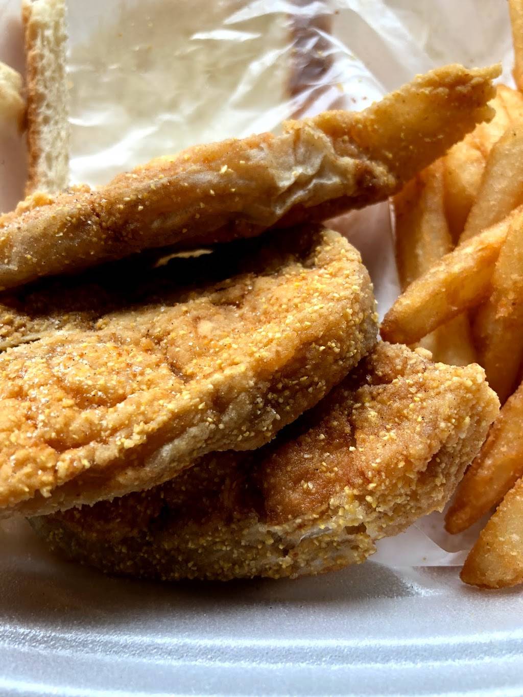 Sharks Fish & Chicken | restaurant | 250 E 35th St, Chicago, IL 60616, USA | 3122258700 OR +1 312-225-8700