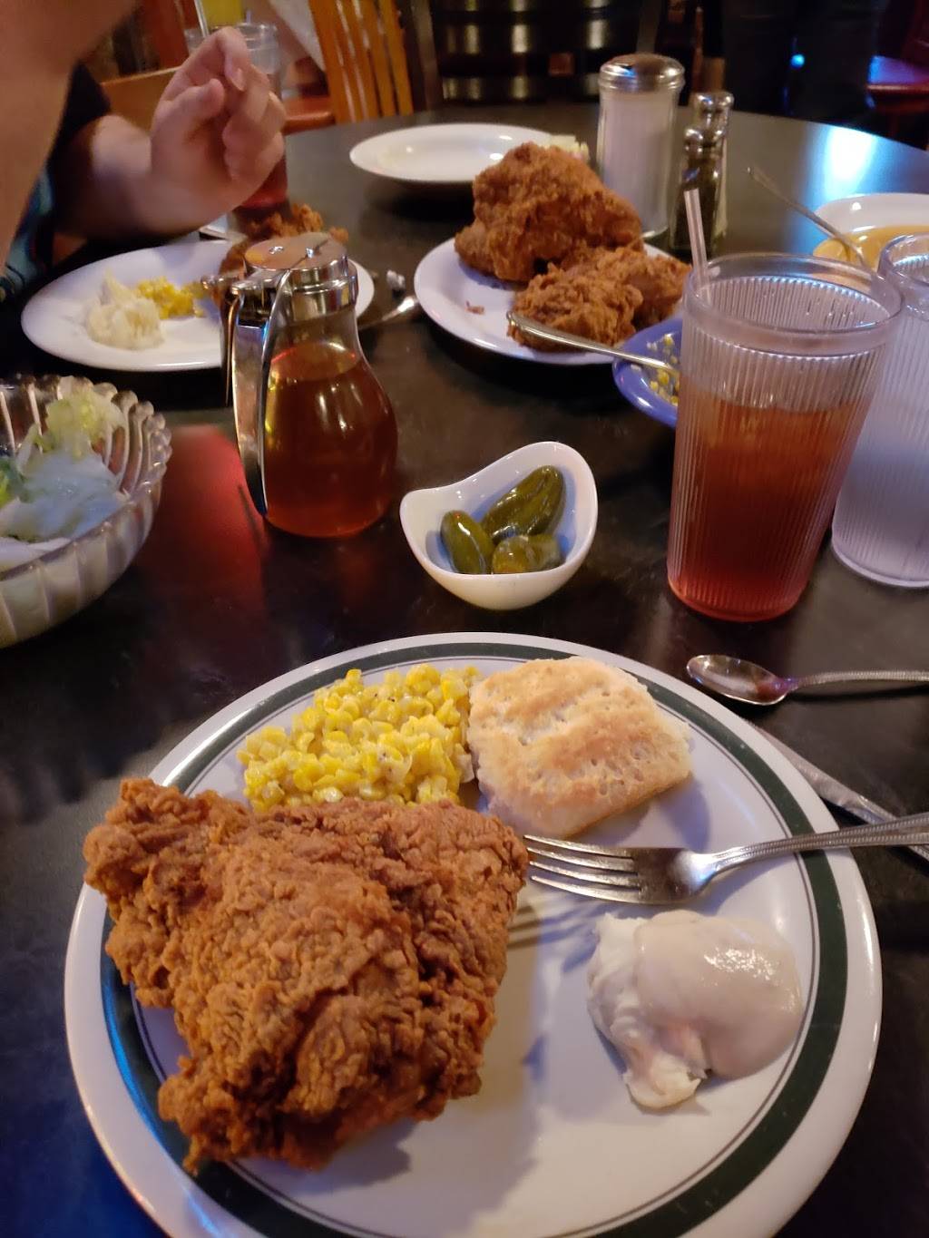 Babes Chicken Dinner House | restaurant | 104 N Oak St, Roanoke, TX 76262, USA | 8174912900 OR +1 817-491-2900