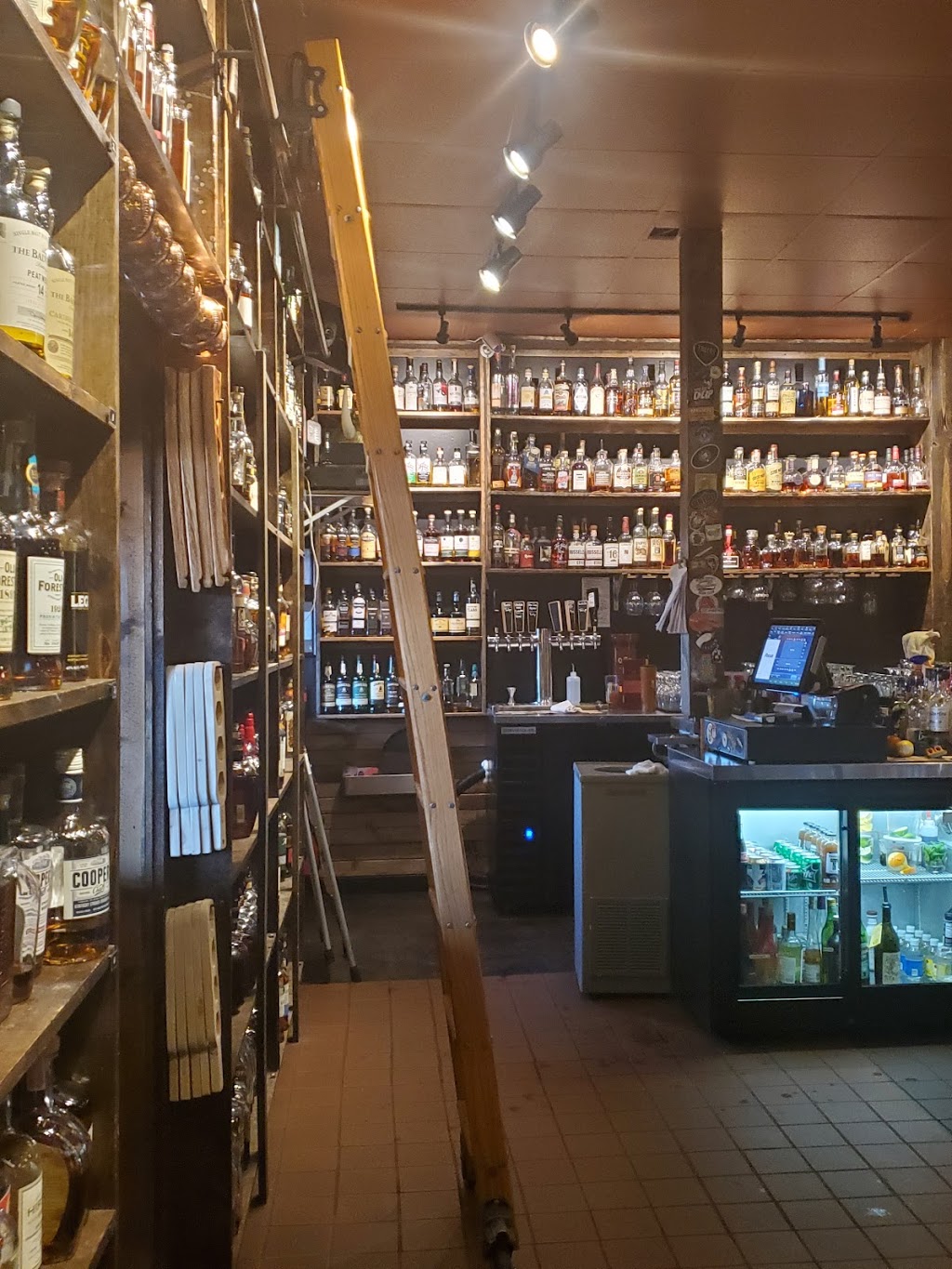 Lizardville Beer Store and Whiskey Bar | restaurant | 25380 Miles Rd, Bedford Heights, OH 44146, USA | 2163642337 OR +1 216-364-2337