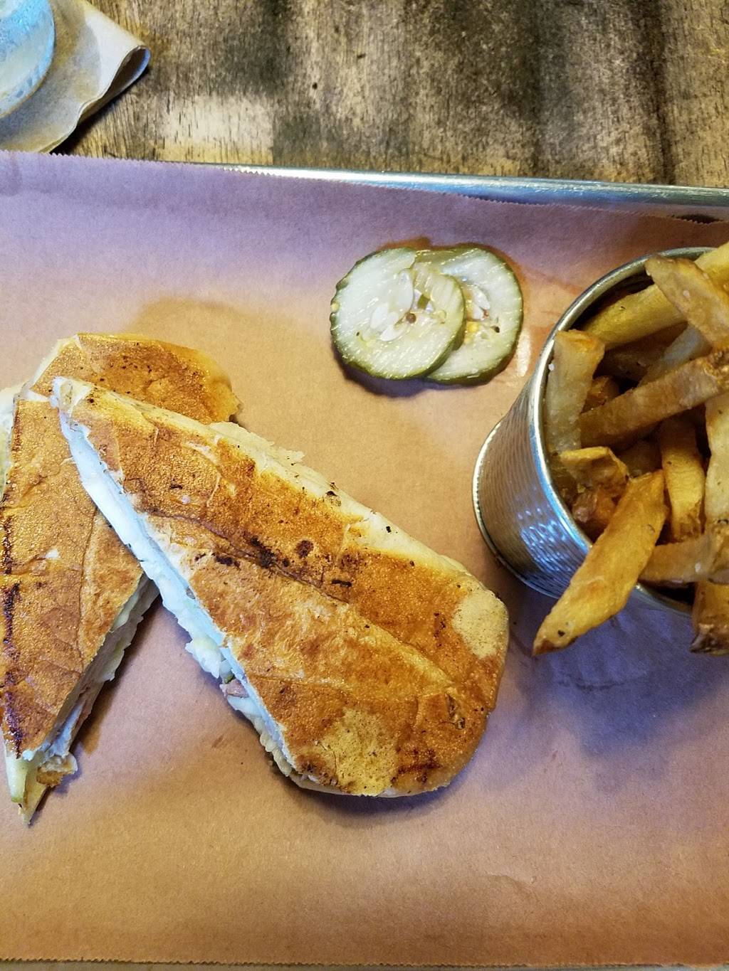 Q on Bay | restaurant | 822 Bay St, Beaufort, SC 29902, USA | 8435247771 OR +1 843-524-7771