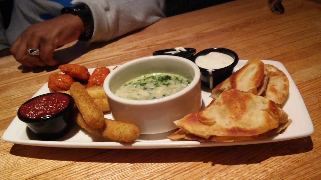 Applebees Grill + Bar | restaurant | 105 Sadler Ln, Emporia, VA 23847, USA | 4343369540 OR +1 434-336-9540