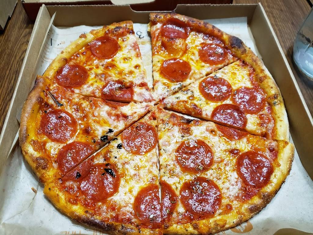 Blaze Pizza | meal takeaway | 5246 N Service Rd, St Peters, MO 63376, USA | 6363874368 OR +1 636-387-4368