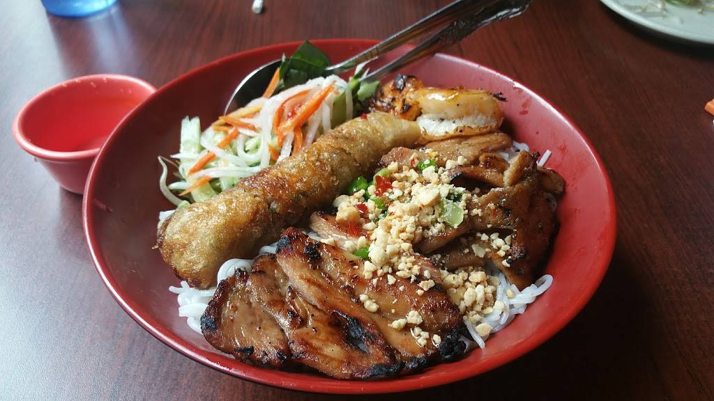 Pho Deluxe | restaurant | 2300 Clarendon Blvd, Arlington, VA 22201, USA | 5716392813 OR +1 571-639-2813