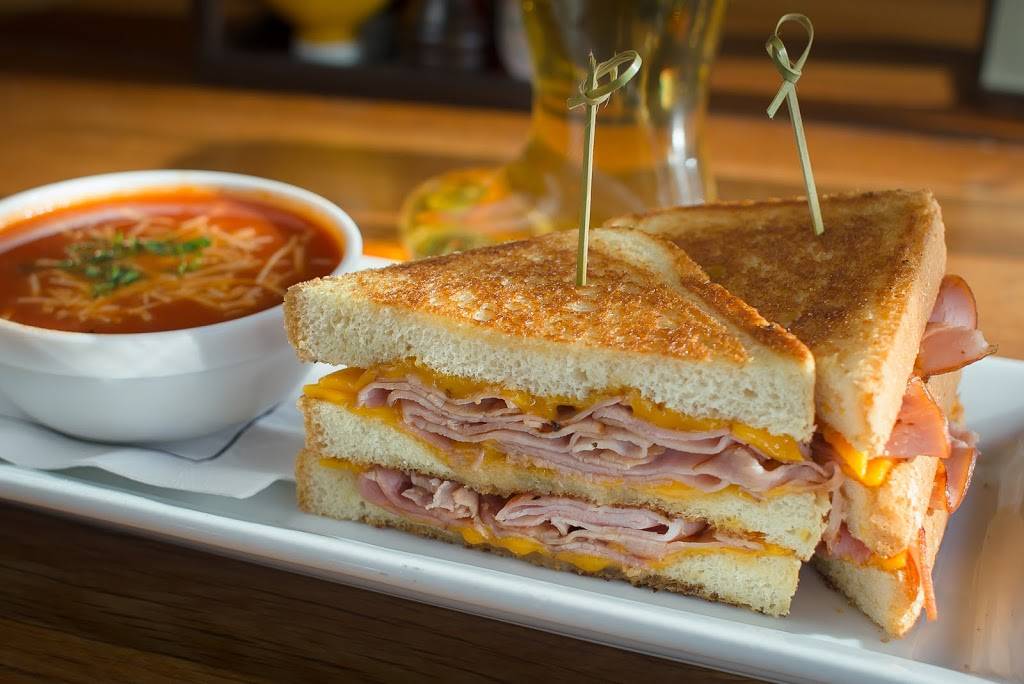 Miller Time Pub & Grill | restaurant | 509 W Wisconsin Ave, Milwaukee, WI 53203, USA | 4142712337 OR +1 414-271-2337