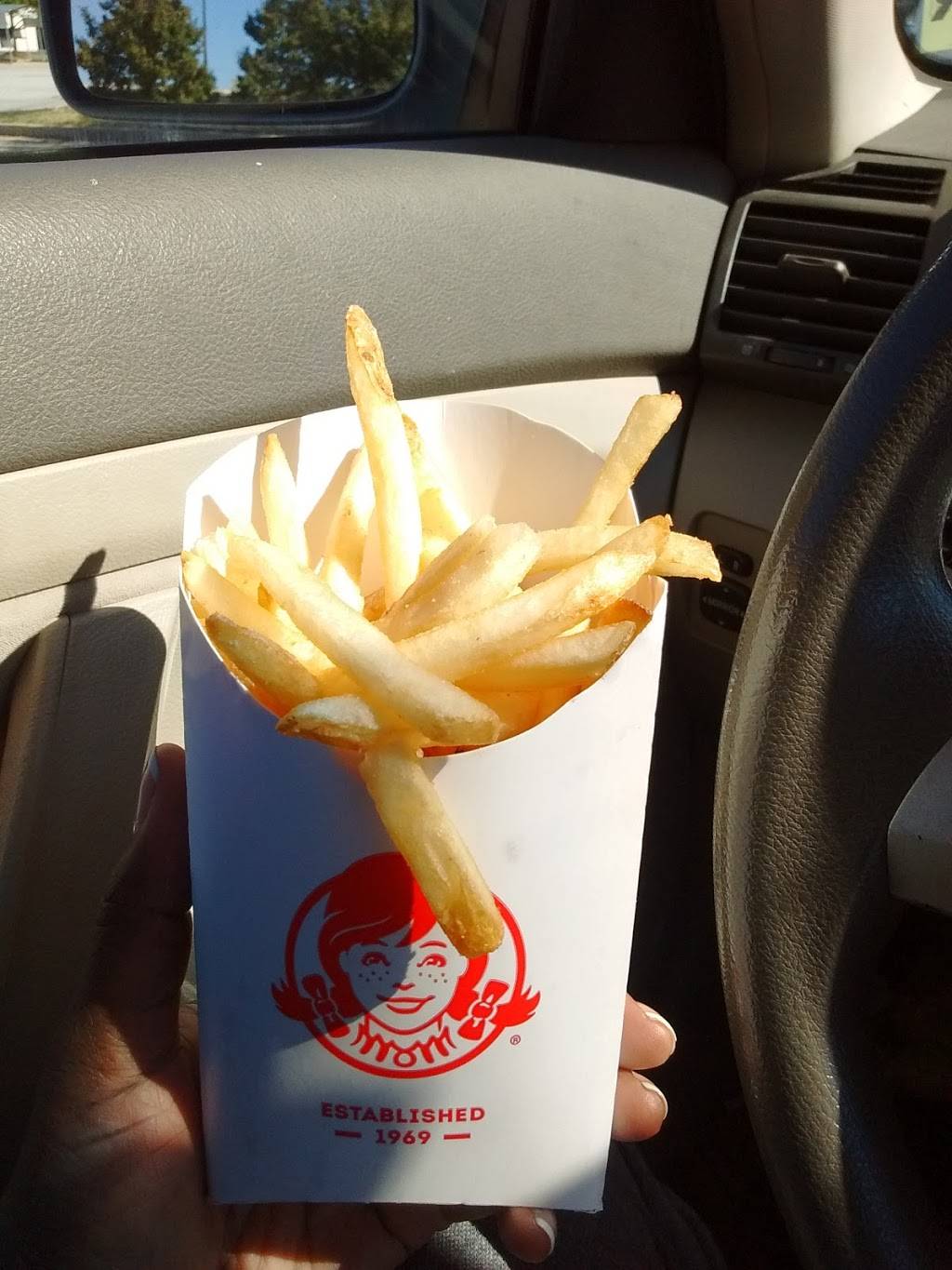 Wendys | restaurant | 626 Fairview Rd, Simpsonville, SC 29680, USA | 8649637512 OR +1 864-963-7512