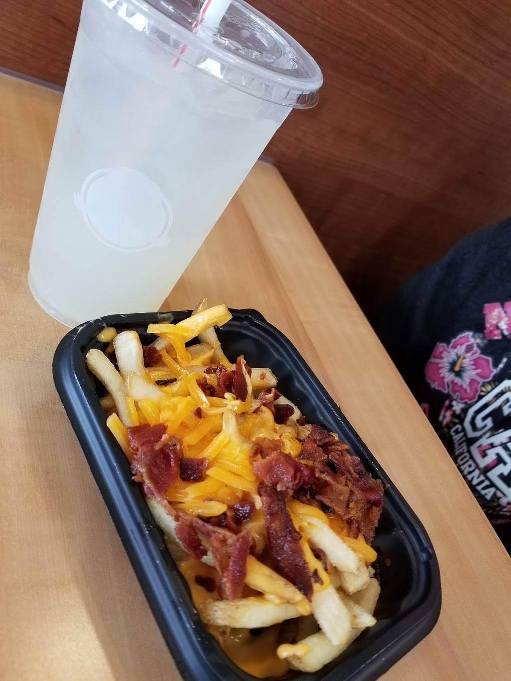 Wendys | restaurant | 2433 N Richmond Rd, McHenry, IL 60051, USA | 8153850154 OR +1 815-385-0154