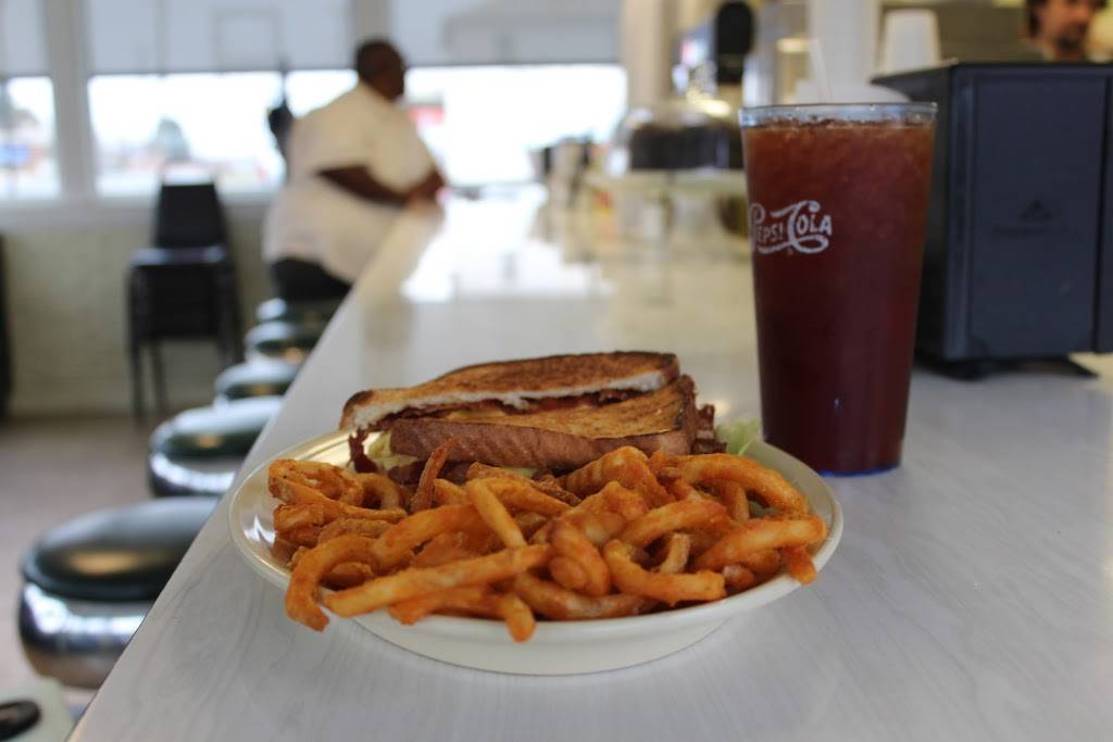 Chefs Drive-In | restaurant | 1101 Main St, Altavista, VA 24517, USA | 4343695590 OR +1 434-369-5590