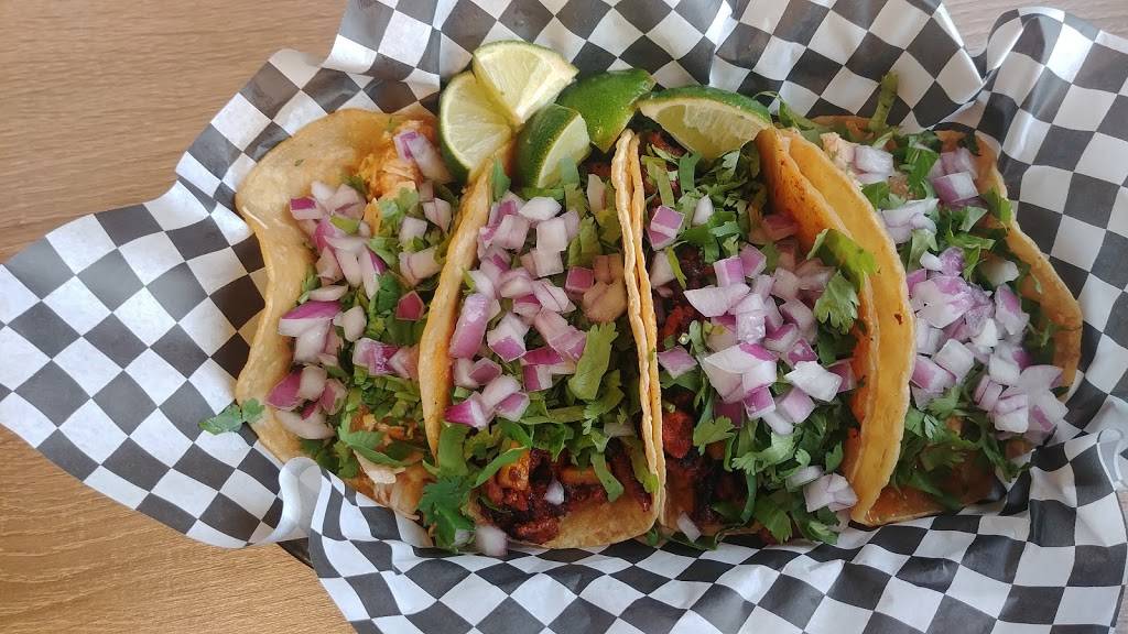 Guac N Tacos | restaurant | 116 S York St, Elmhurst, IL 60126, USA | 3312252498 OR +1 331-225-2498