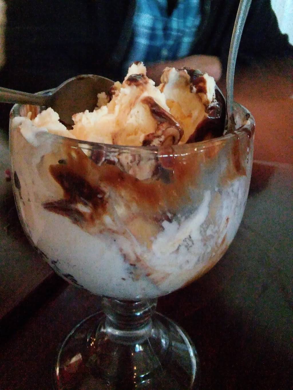 Fat Willys Family Sports Grill | restaurant | 650 N Hawes Rd, Mesa, AZ 85207, USA | 4803734444 OR +1 480-373-4444