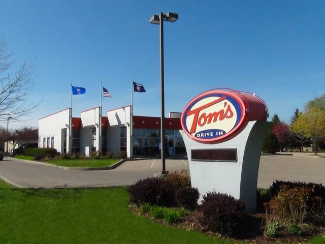 Toms Drive-In | restaurant | 1151 Wittmann Park Ln, Menasha, WI 54952, USA | 9207252729 OR +1 920-725-2729