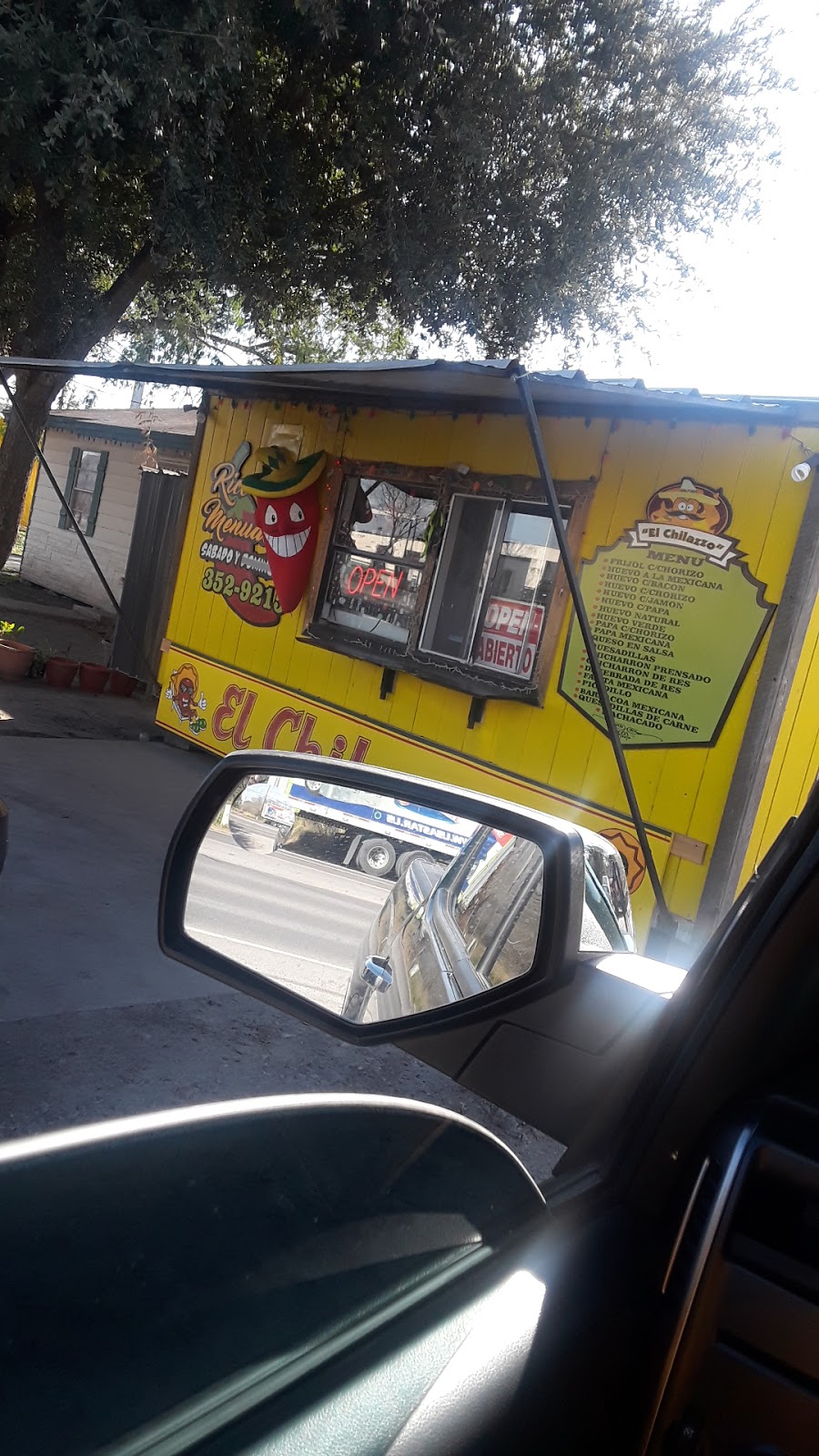 El Chilazzo | restaurant | 4937 US-83, Roma, TX 78584, USA | 9563529215 OR +1 956-352-9215