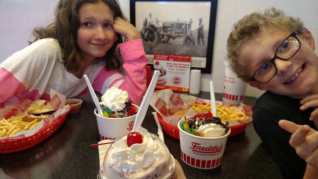 Freddys Frozen Custard & Steakburgers | restaurant | 5150 N Oak Trafficway, Kansas City, MO 64118, USA | 8165992626 OR +1 816-599-2626