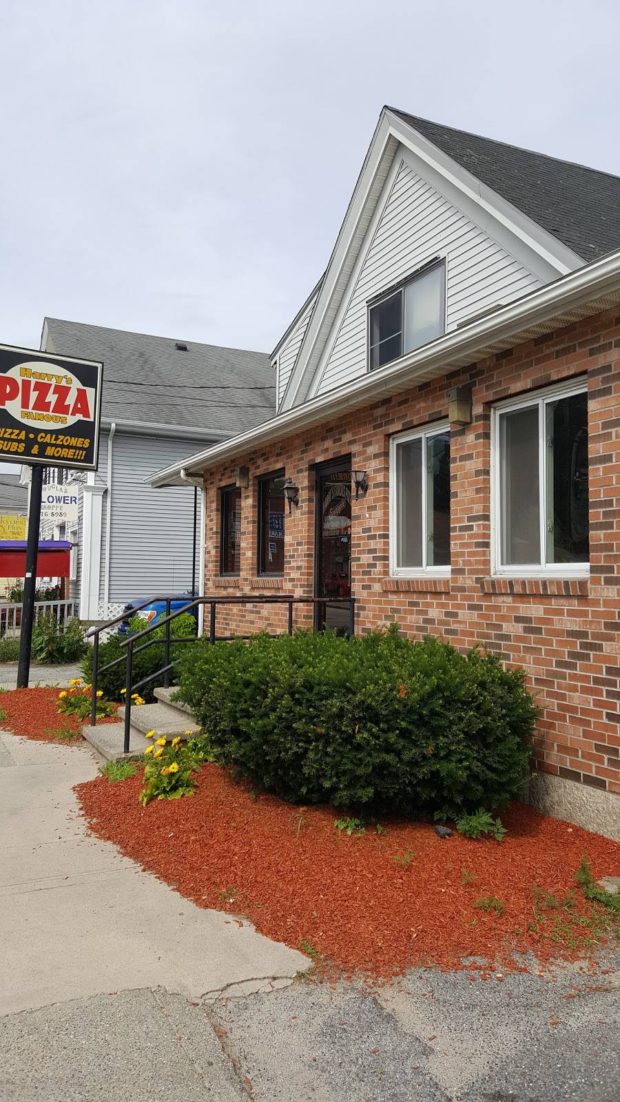 Harrys Famous Pizza | restaurant | 324 Main St, Douglas, MA 01516, USA | 5084764444 OR +1 508-476-4444